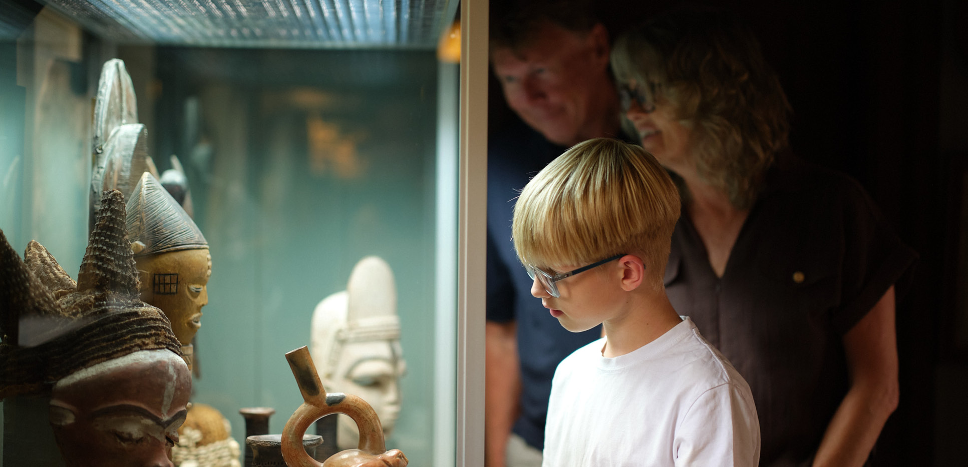 Bedsteforældre med barnebarn på Ehlers Museum i Haderslev