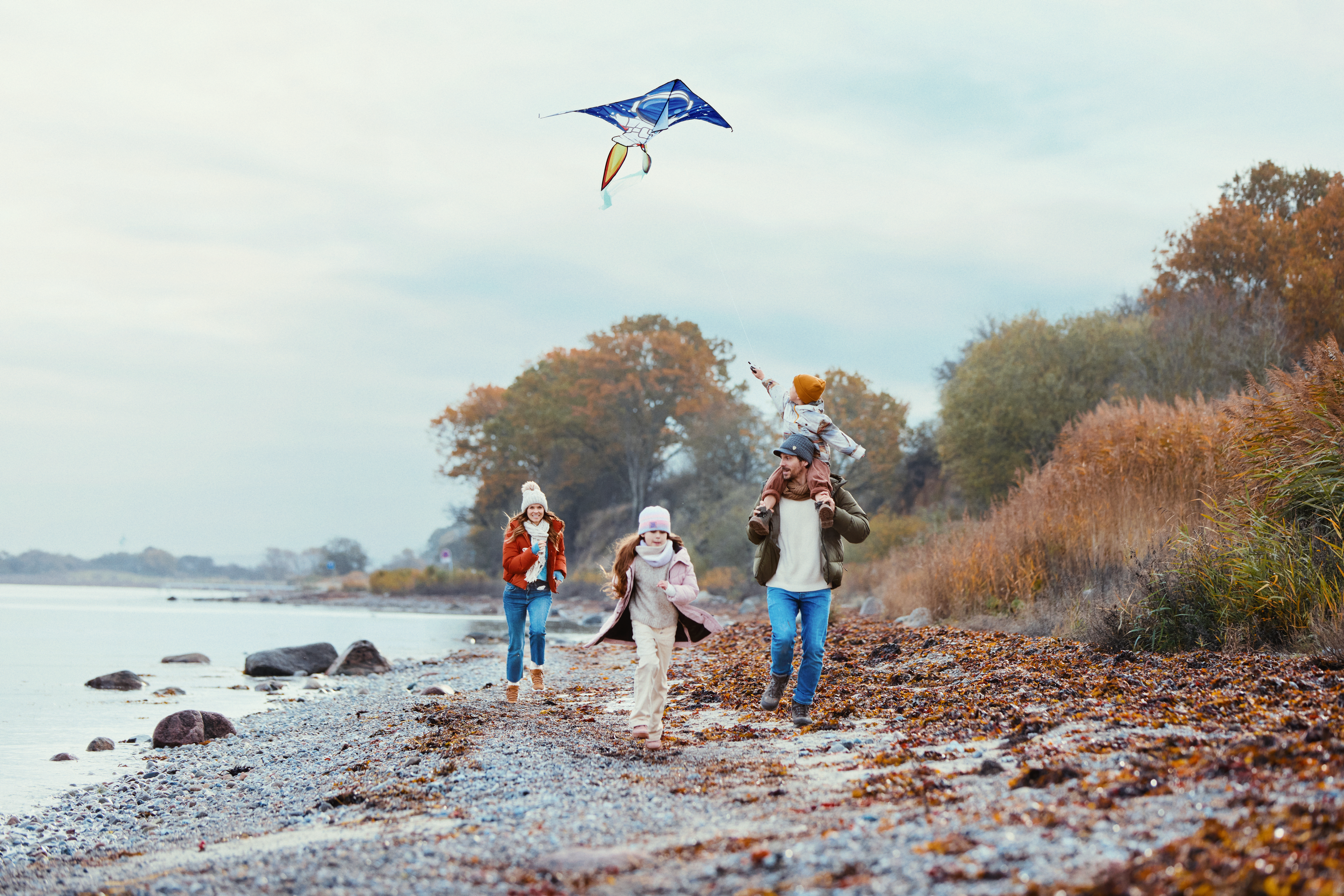 Familie leger på stranden ved Center Parcs Nordborg Resort
