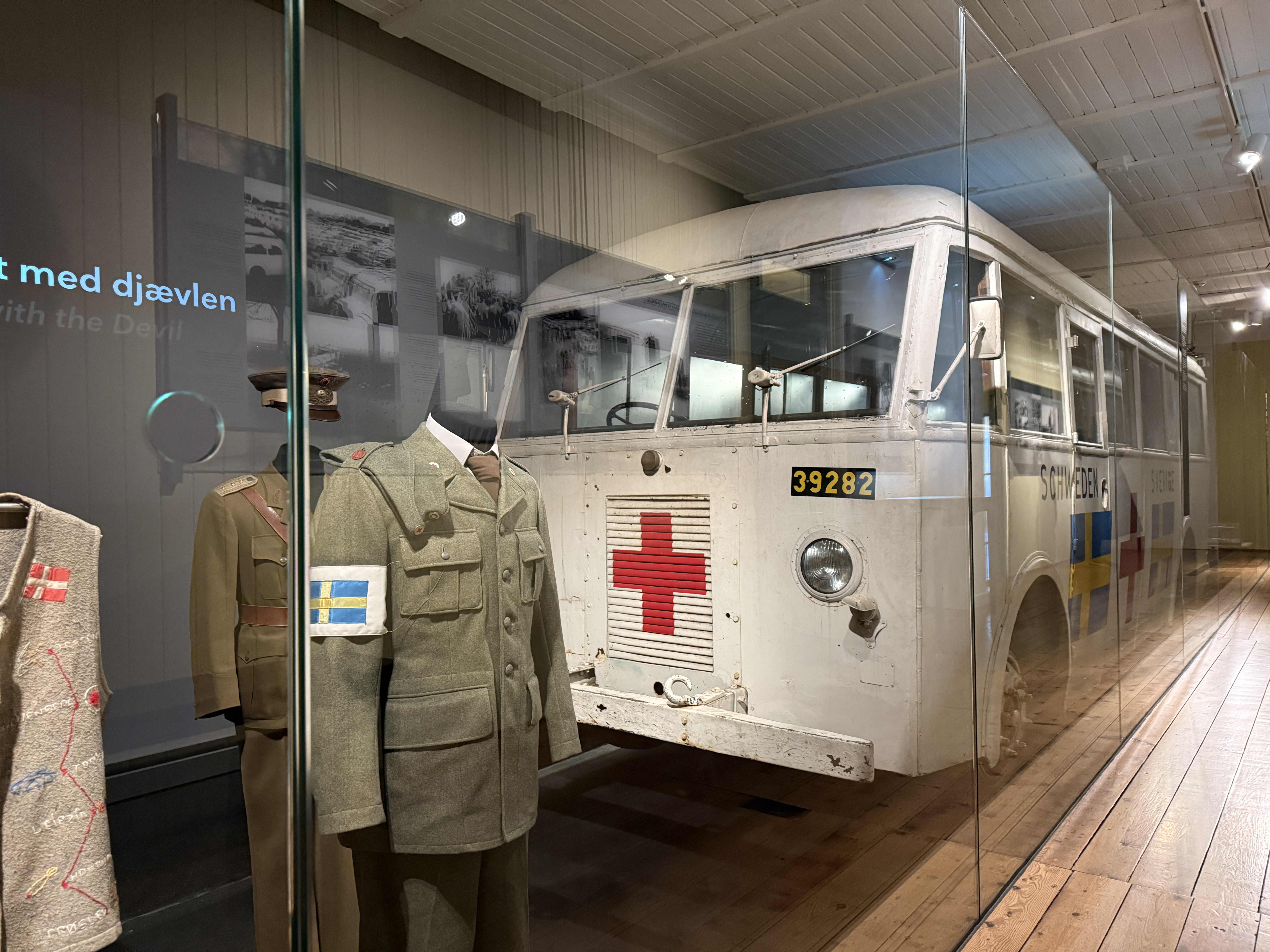 De hvide busser som kan ses i Frøslevlejrens Museum