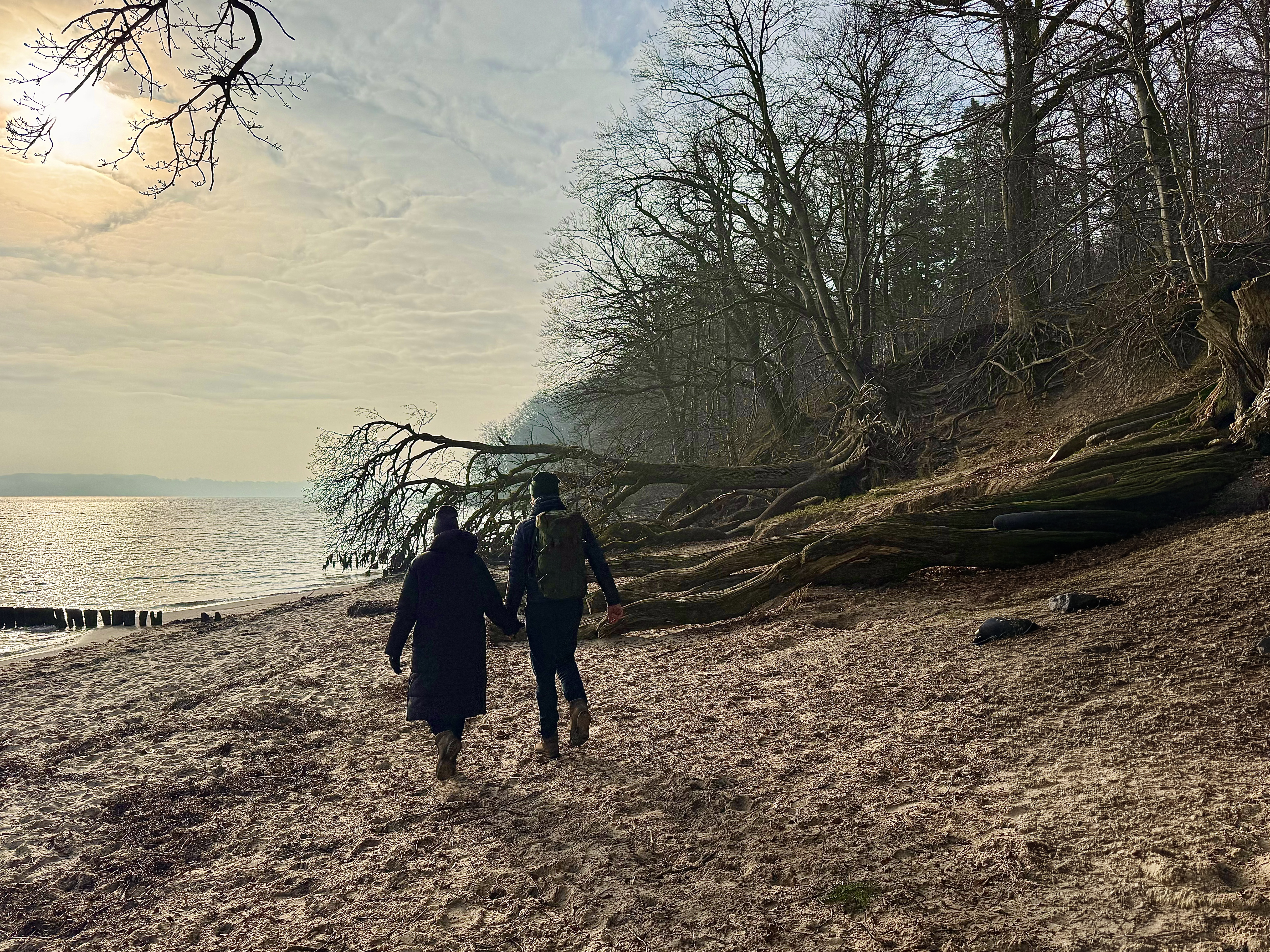 Par der vandrer ved Aabæk Strand
