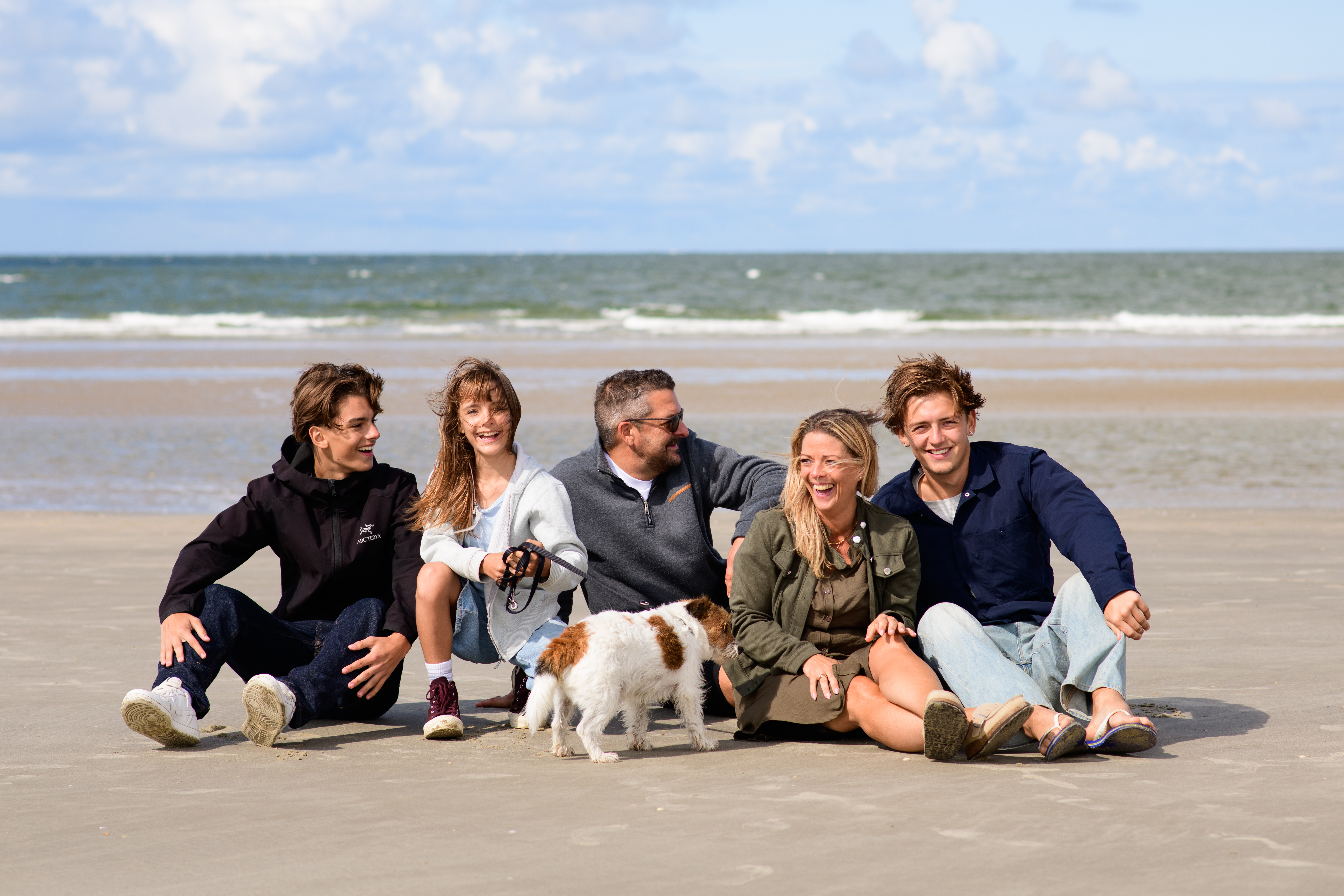 Familie der sidder på stranden ved Lakolk Strand