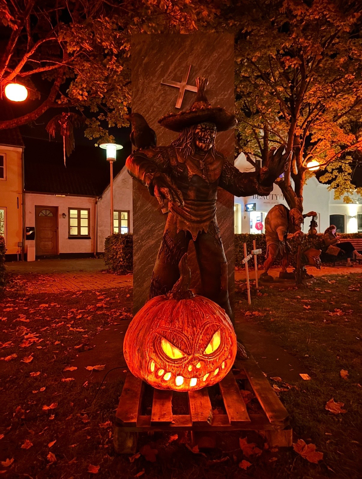 Halloweenudsmykning i Rønhaveplads i Sønderborg