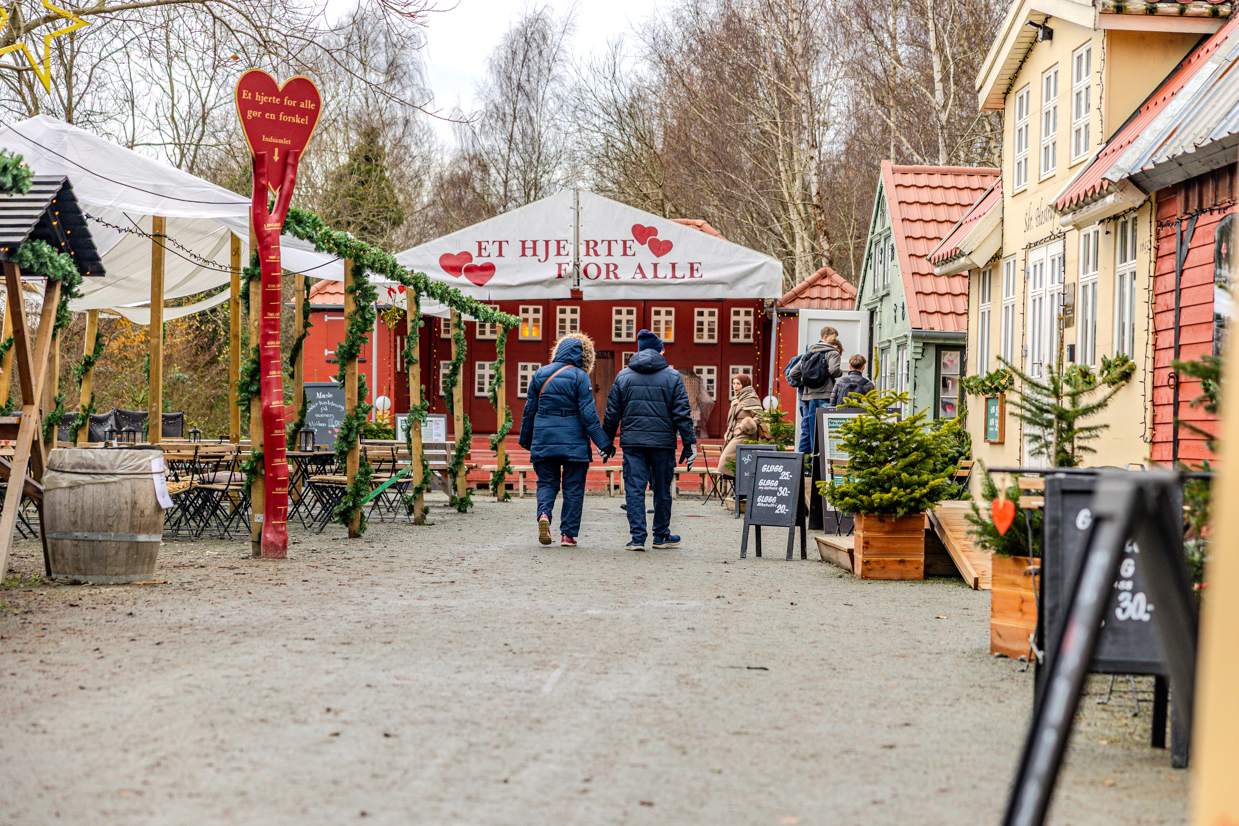 Par går hånd i hånd i Julehjertebyen i Aabenraa