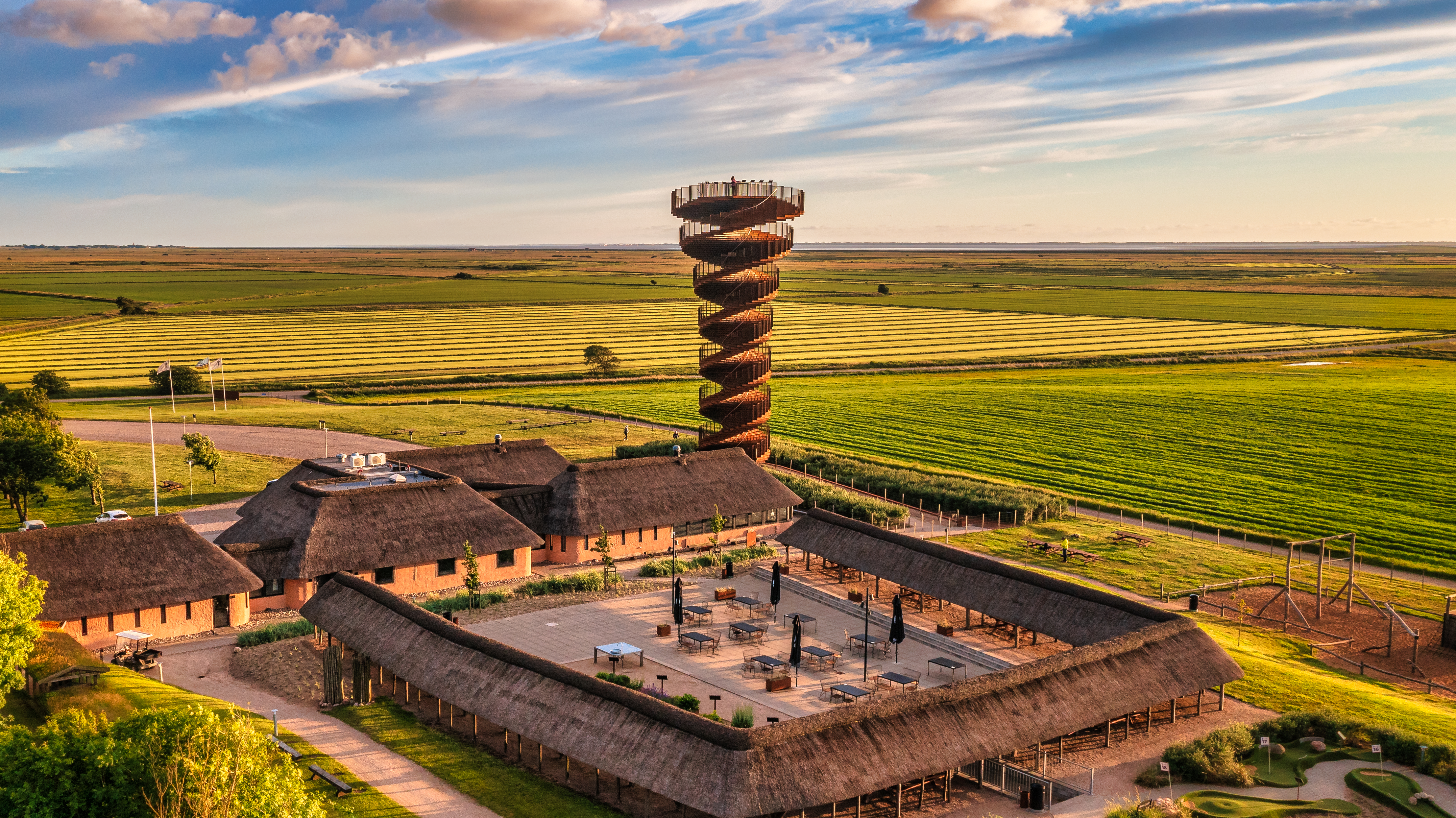 Luftfoto af Marsk Camp med Marsk Tower i baggrunden