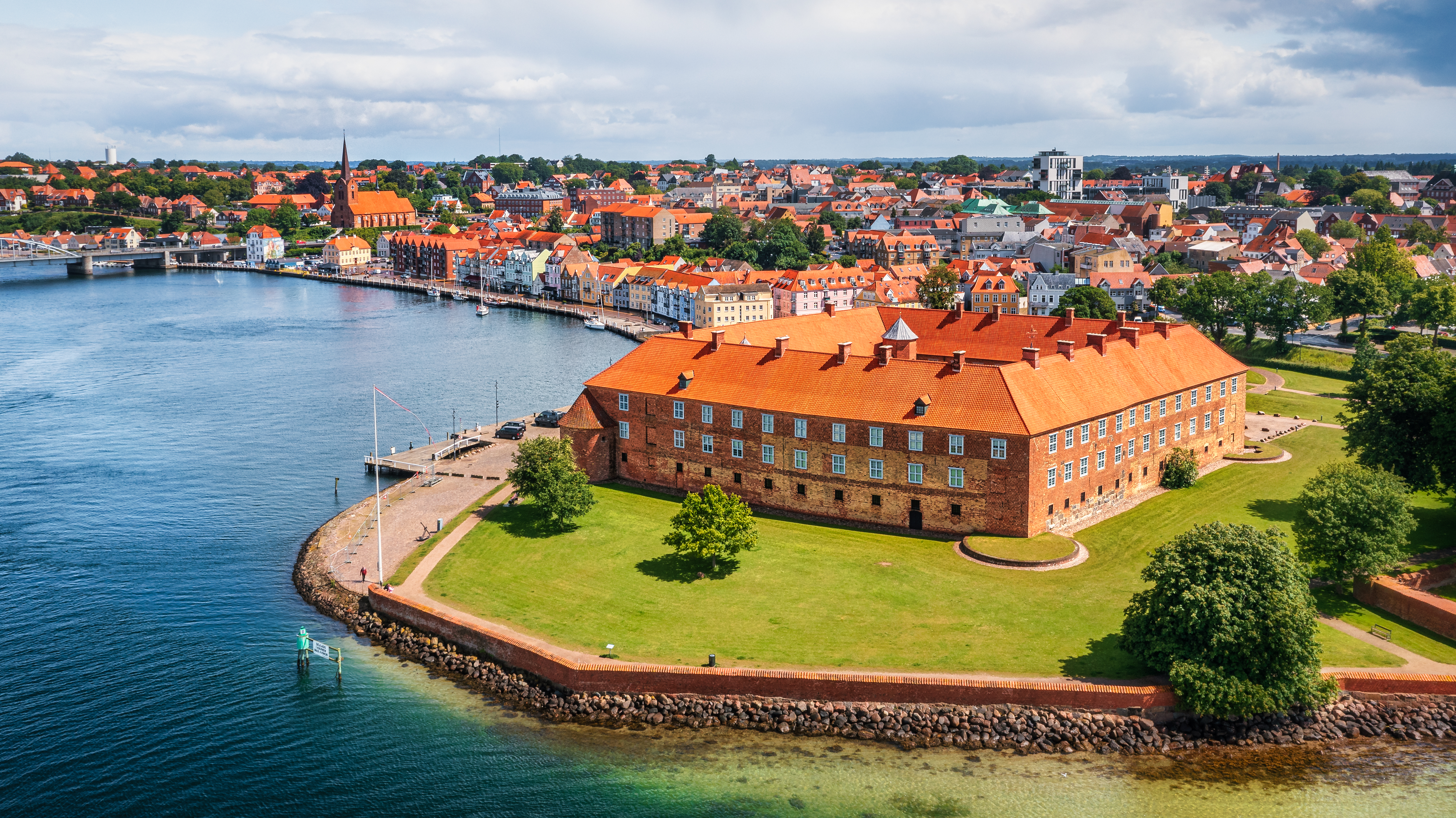 Luftfoto af Sønderborg Slot med byen i baggrunden
