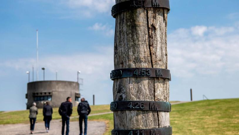 Stormflodssøjle ved Vidåslusen i Vadehavet