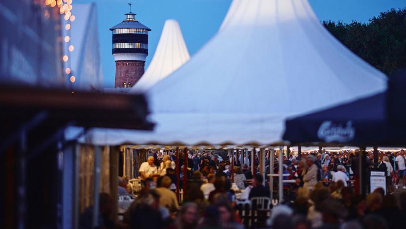 Tønder Vandtårn og telt med mennesker til Tønder Festival