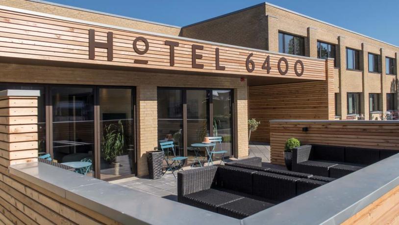 Hotel 6400 set udefra med terrasse