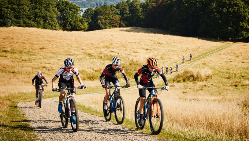 Fire mountainbikeryttere på grussti ved Haderslev Dam og Pamhule Skov