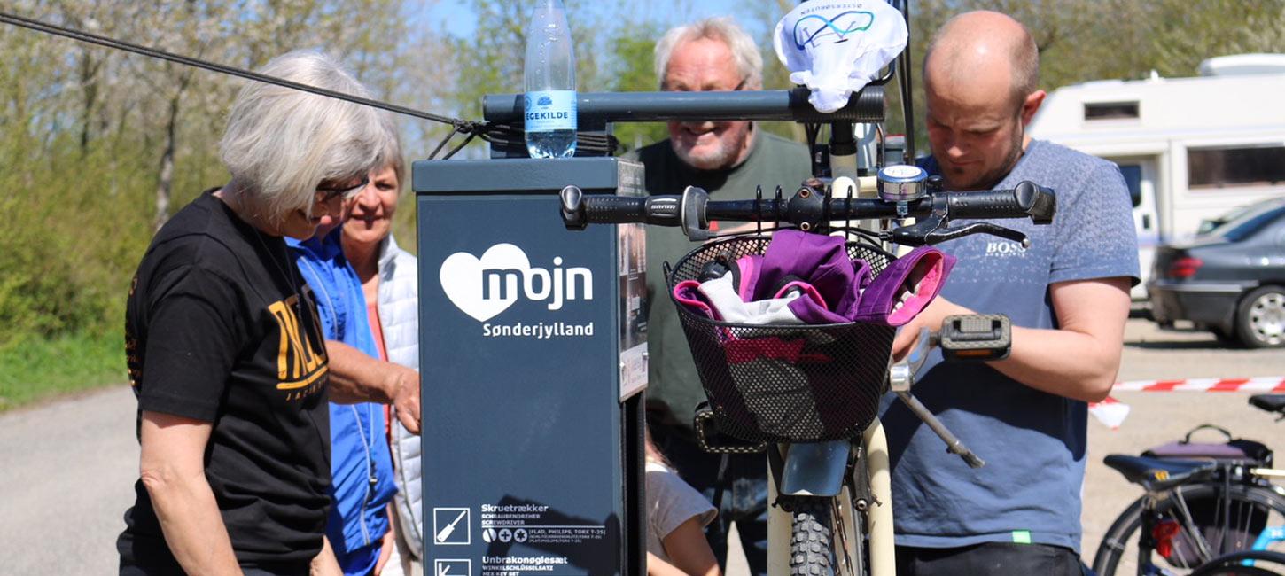 Bike repair stations can be found in several places in Sønderjylland. Stop by if you need to fix your bike.