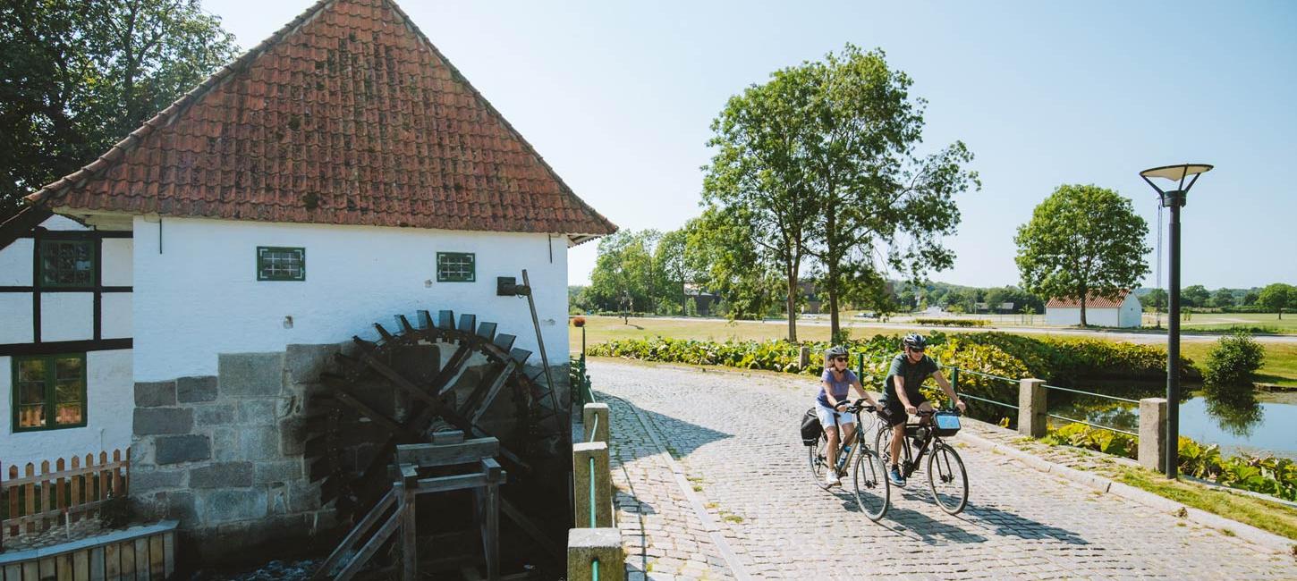 Cyclists at Slotsmøllen at Brundlund Castle