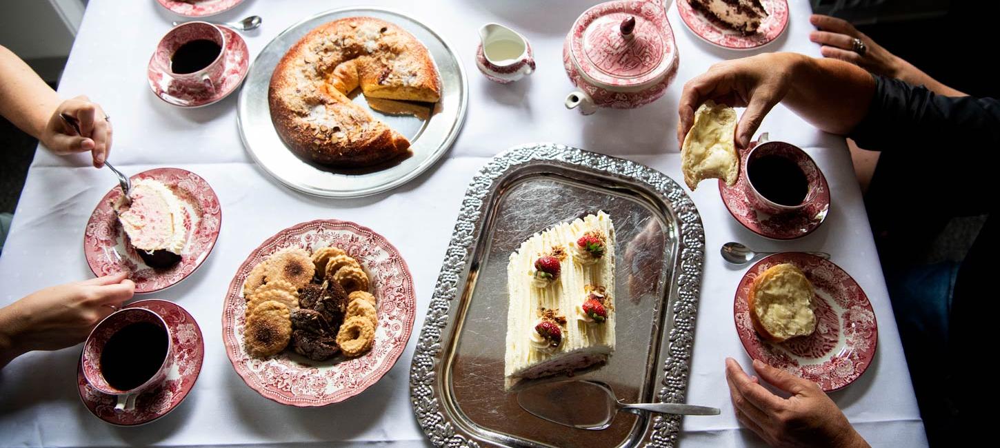 Table with pretzel-shaped pastry, layer cake and biscuits at Sønderjysk Kagefestival