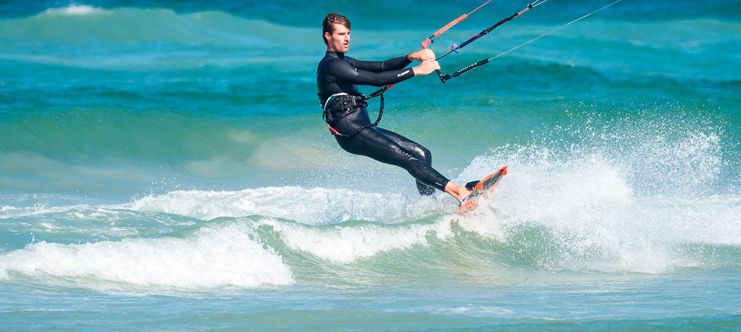 Kitesurfer på vandet