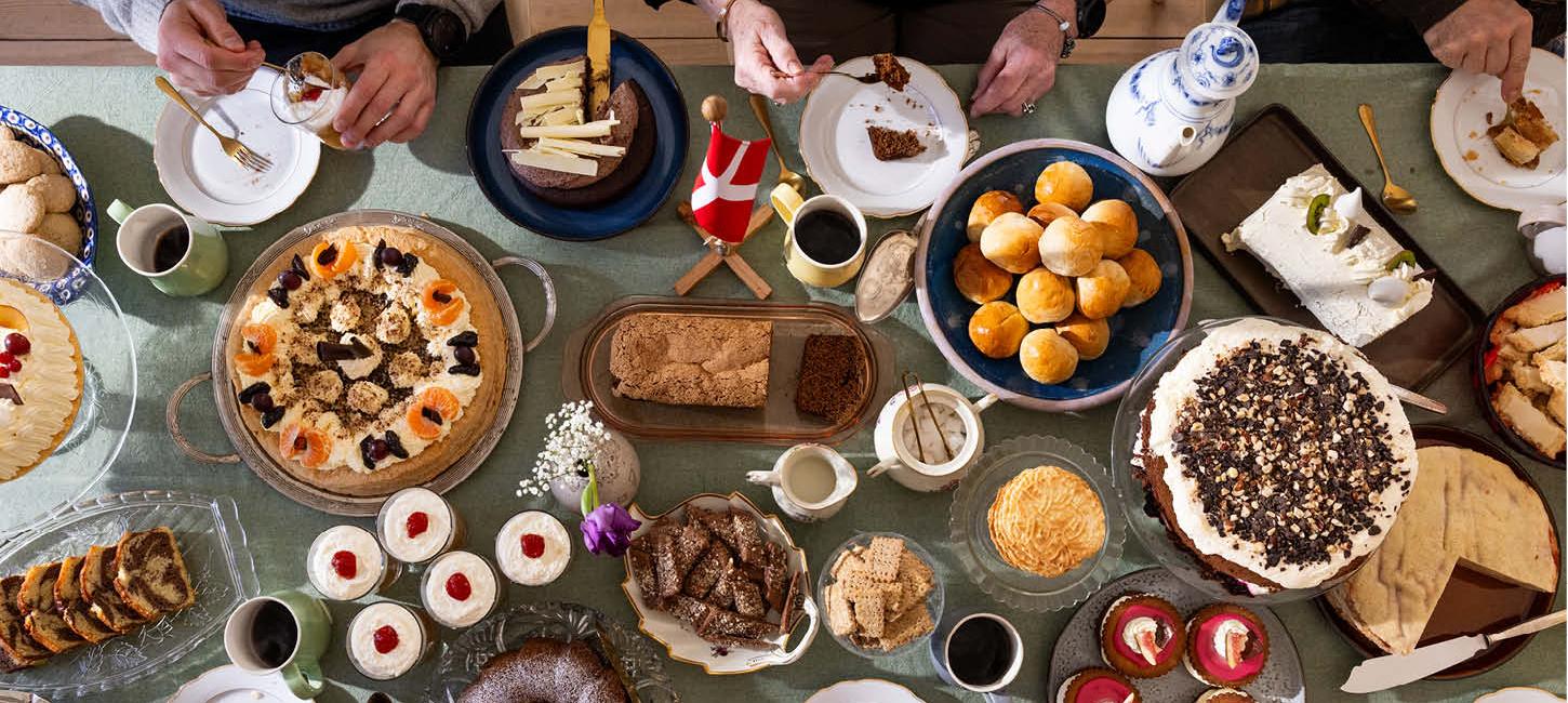 Fuldt opdækket sønderjysk Kaffebord med 21 kager