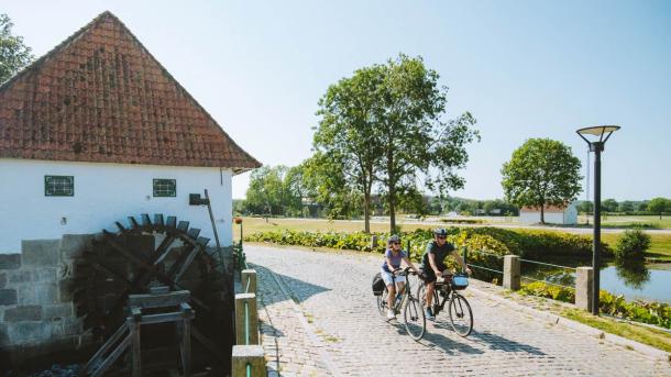 Cyclists at Slotsmøllen at Brundlund Castle