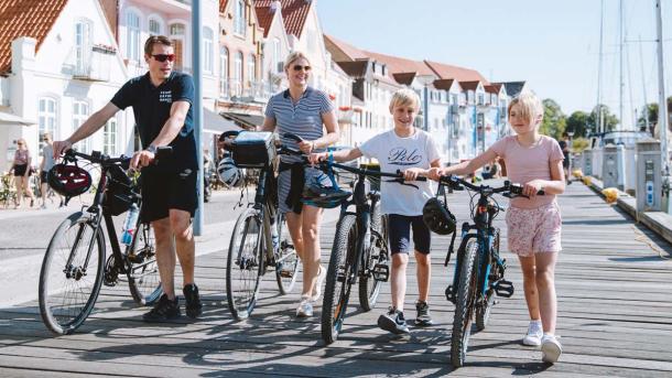Family with bikes at the harbour front in Sønderborg