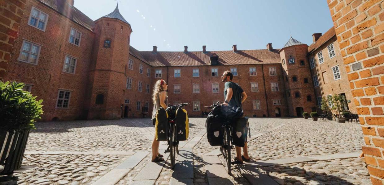 Couple with cycles in the courtyard at Sønderborg Castle