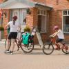 Familie på cykel holder pause ved en Bike Friend