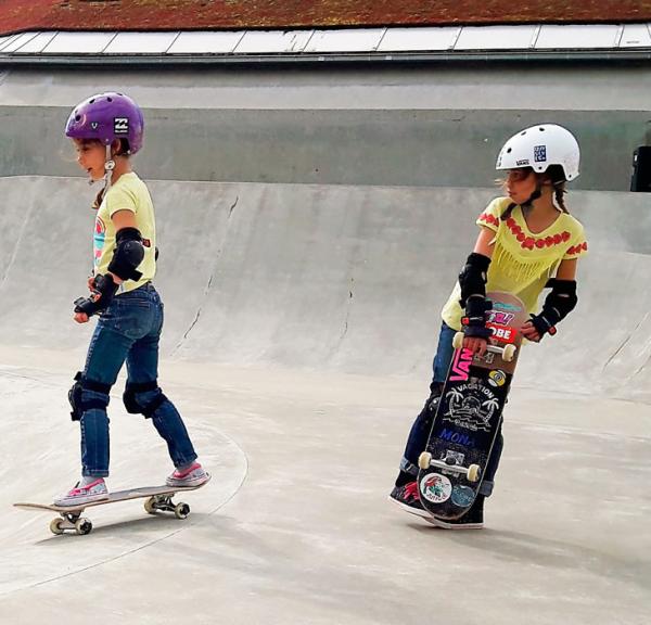 To mindre børn med skateboards udenfor Streetdome
