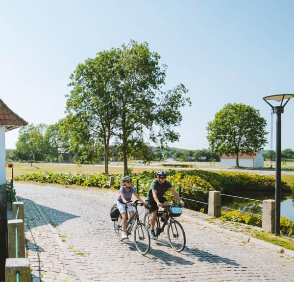 Cyclists at Slotsmøllen at Brundlund Castle