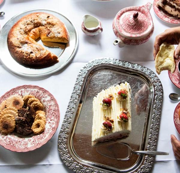Table with pretzel-shaped pastry, layer cake and biscuits at Sønderjysk Kagefestival