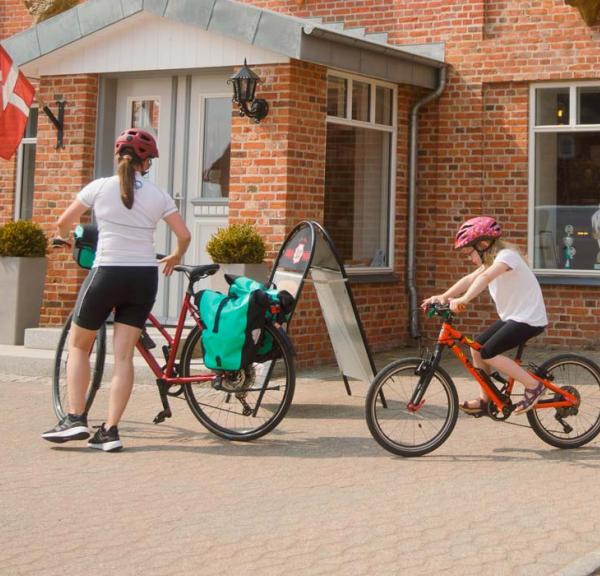 Familie på cykel holder pause ved en Bike Friend