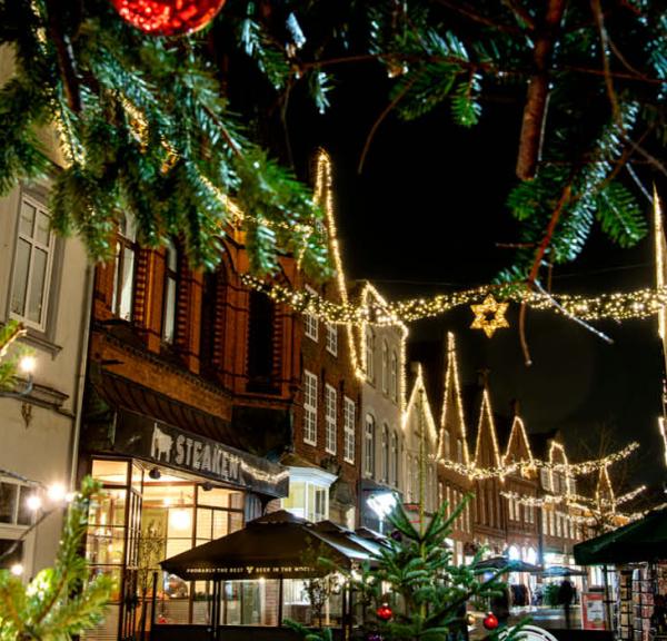 Juletræer og julebelysning på gaderne i Tønder