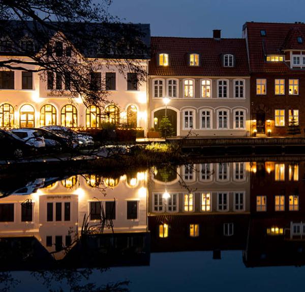 Julebelysning spejler sig i vandet i Tønder