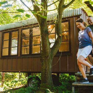 Par ved Krusmølle Glamping - overnatning i cirkusvogn