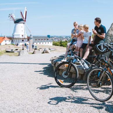 Familie med cykler ved Dybbøl Mølle