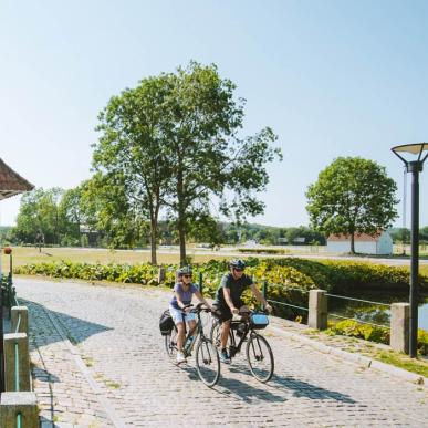 Cyklister ved Slotsmøllen ved Brundlund Slot