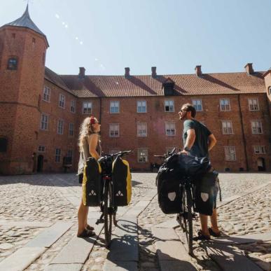 Couple with cycles in the courtyard at Sønderborg Castle