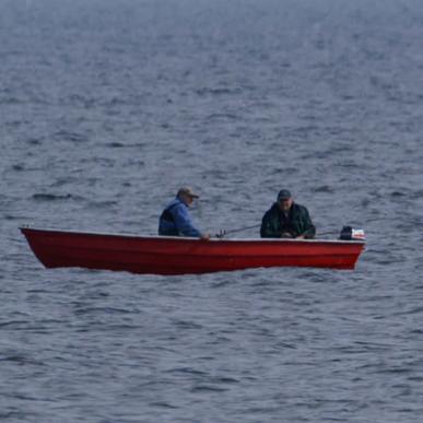 Lystfiskere i rød jolle