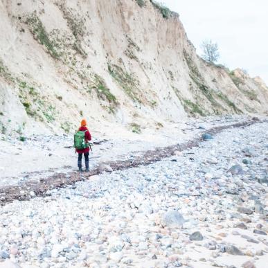Kvinde med fuld oppakning der vandrer på Gendarmstien