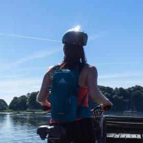 Kvinde med cykel kigger på Okseøerne i Flensborg Fjord