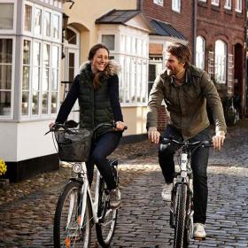 Par cykler i en af de gamle gader i Tønder