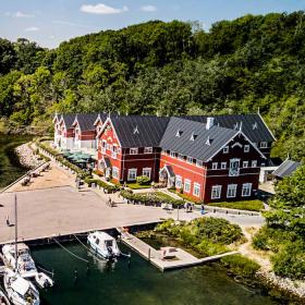 Luftfoto af Dyvig Badehotel og havnen