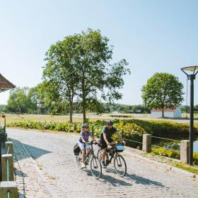 Cyclists at Slotsmøllen at Brundlund Castle
