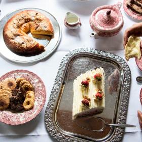 Table with pretzel-shaped pastry, layer cake and biscuits at Sønderjysk Kagefestival