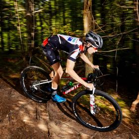 Mountainbikerytter på vej ned af en bakke i Pamhule Skov