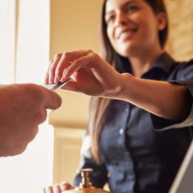 Nøgleudlevering i hotelreception