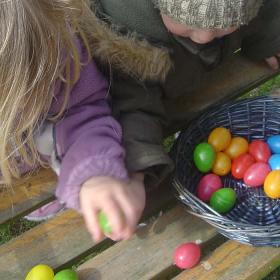 Børn der finder farvede påskeæg ved Danhostel Sønderborg Vollerup