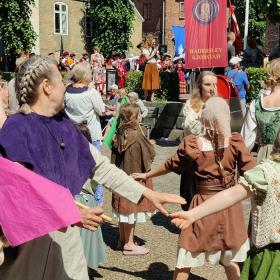 Hertug Hans Festivaldeltagere danser ved Haderslev Domkirke