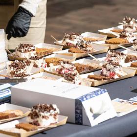 Kager på rad og række ved en af boderne ved Sønderjysk Kagefestival i Tønder