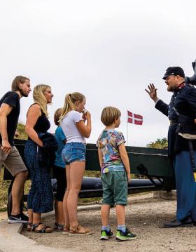 Familie ved en kanon på Historiecenter Dybbøl Banke