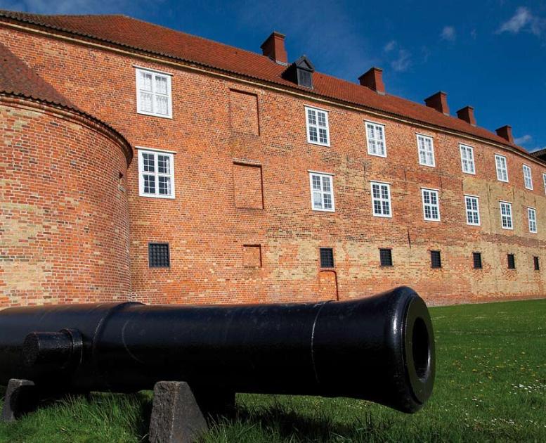 Kanon foran Sønderborg Slot