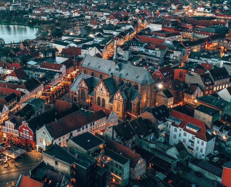 Dronefoto af julepyntet Haderslev