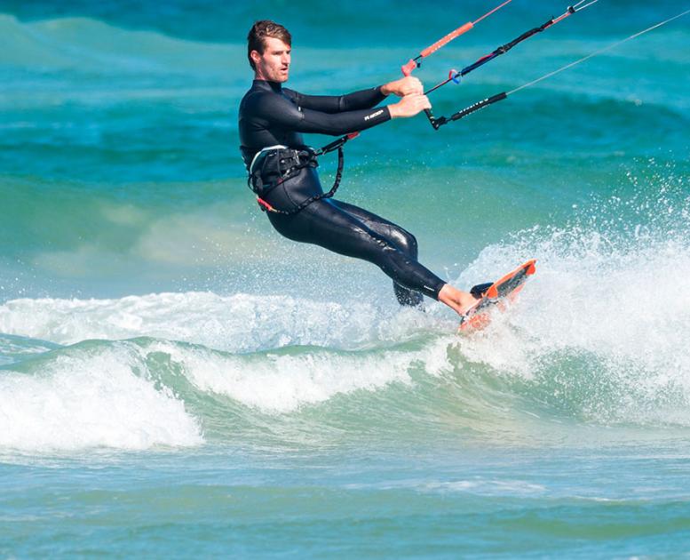 Kitesurfer på vandet