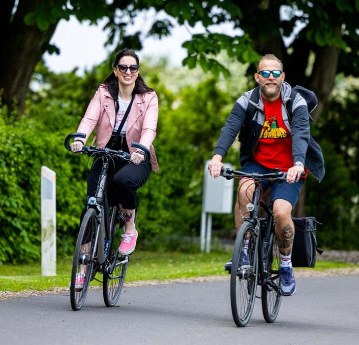 Par på cykel på Aarø