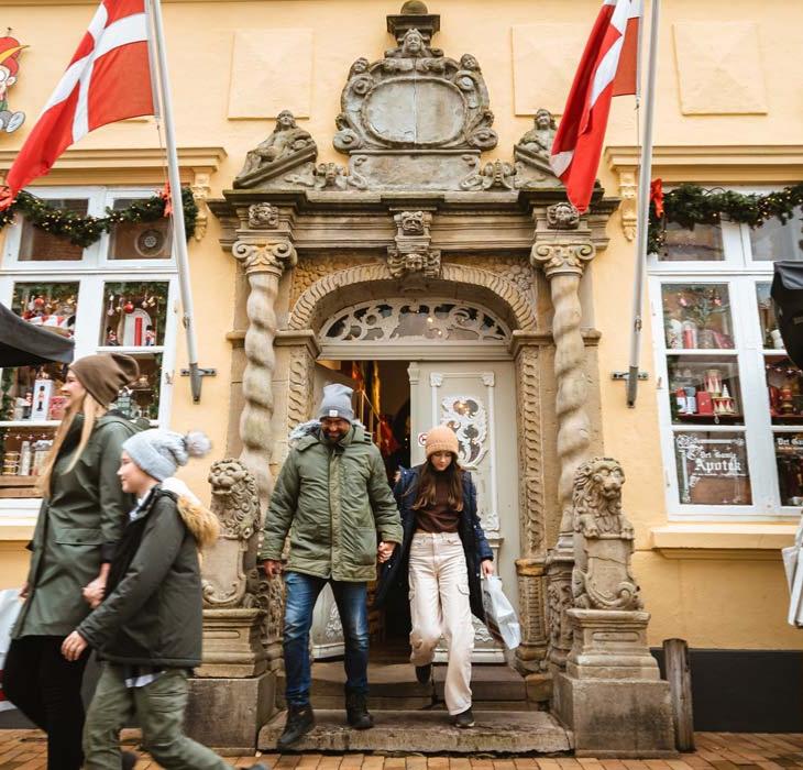 Familie juleshopper ved Det Gamle Apotek i Tønder